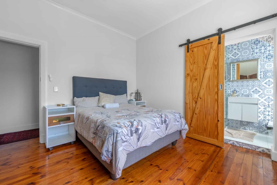 5 Bedroom Property for Sale in Green Point Western Cape